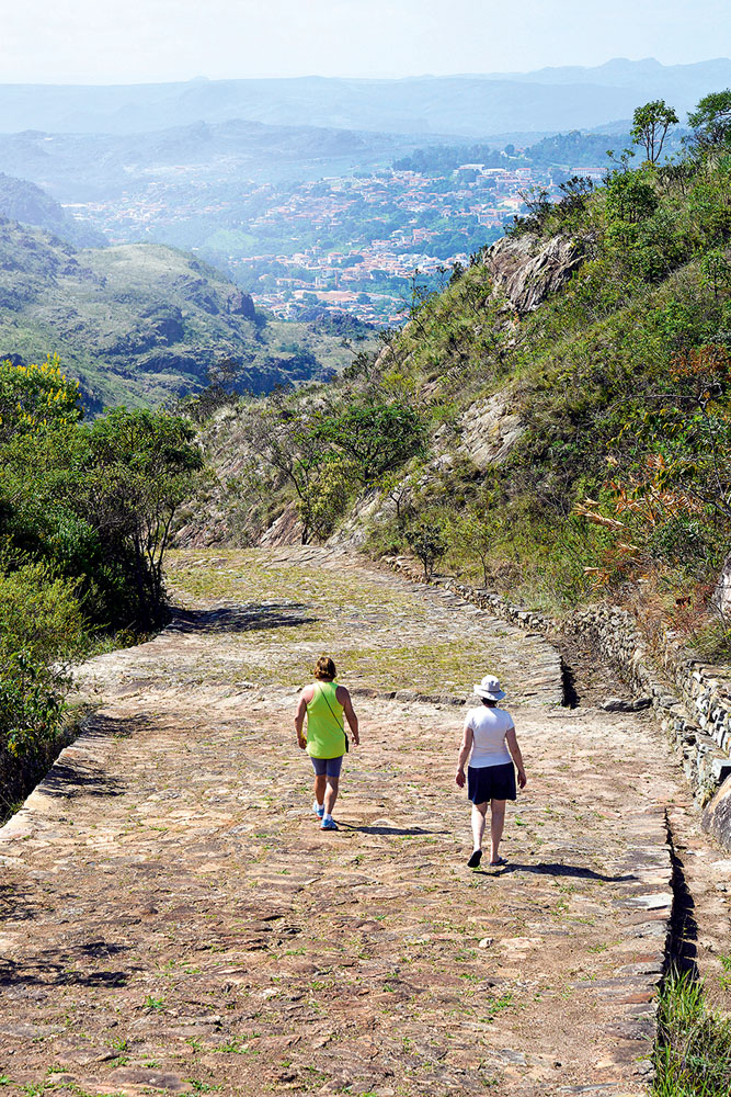 Turistas caminhando na Estrada Real