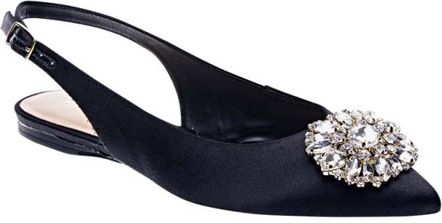 Sapatilha de cetim com broche, R$ 269,90. Arezzo. Sapatilha de cetim com broche, R$ 269,90. Arezzo.