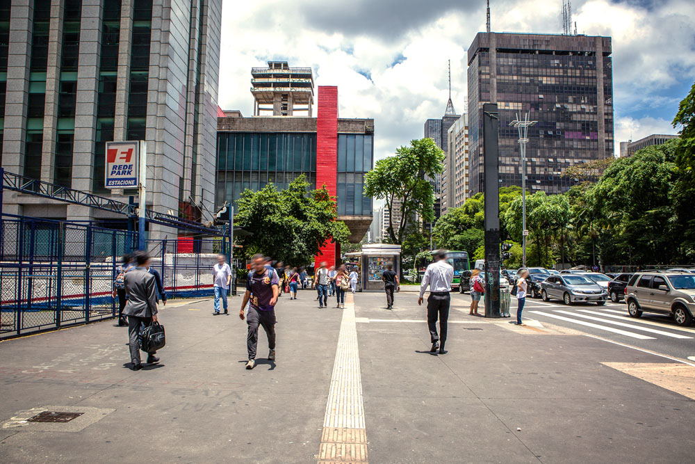 pessoas andando na avenida paulista