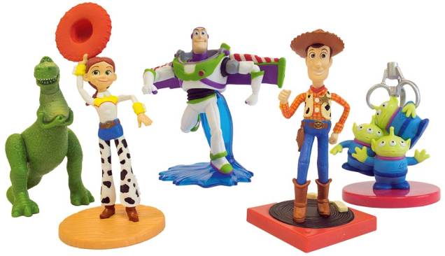 Kit com cinco bonecos de plástico dos personagens do filme, R$ 129,90. JC Brinquedos.