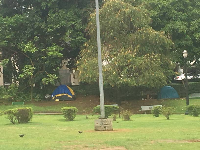 Praça Alexandre de Gusmão, nos Jardins: três barracas montadas na tarde desta segunda (20)