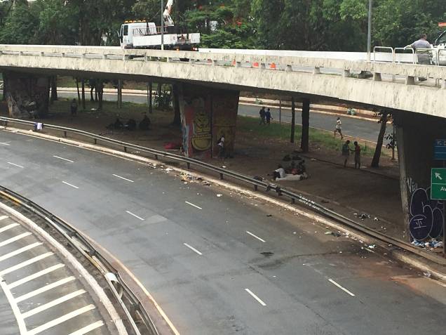 Usuários de drogas permanecem sob viaduto da Paulista