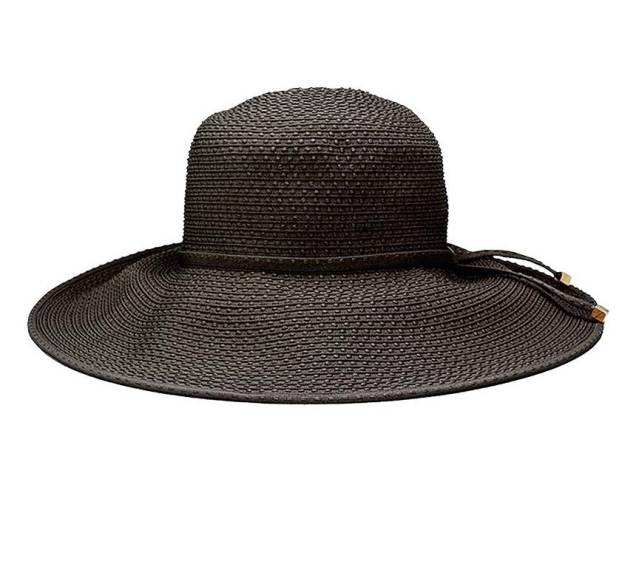 Chapéu de tecido, R$ 228,00. Lenny Niemeyer