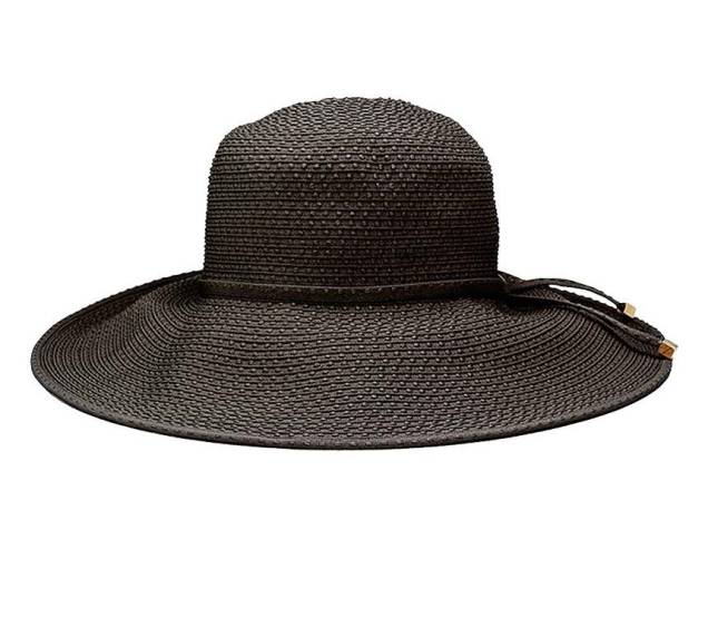 Chapéu de tecido, R$ 228,00. Lenny Niemeyer Chapéu de tecido, R$ 228,00. Lenny Niemeyer