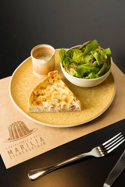 Quiche de bacon e queijo taleggio com salada
