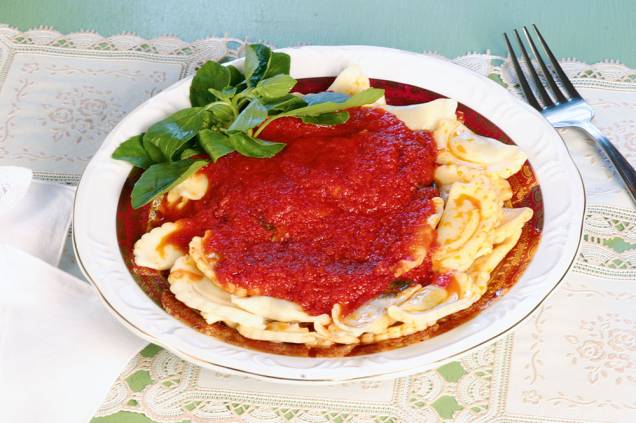 Ravioli de queijo ao molho de tomate do retaurante Taormina
