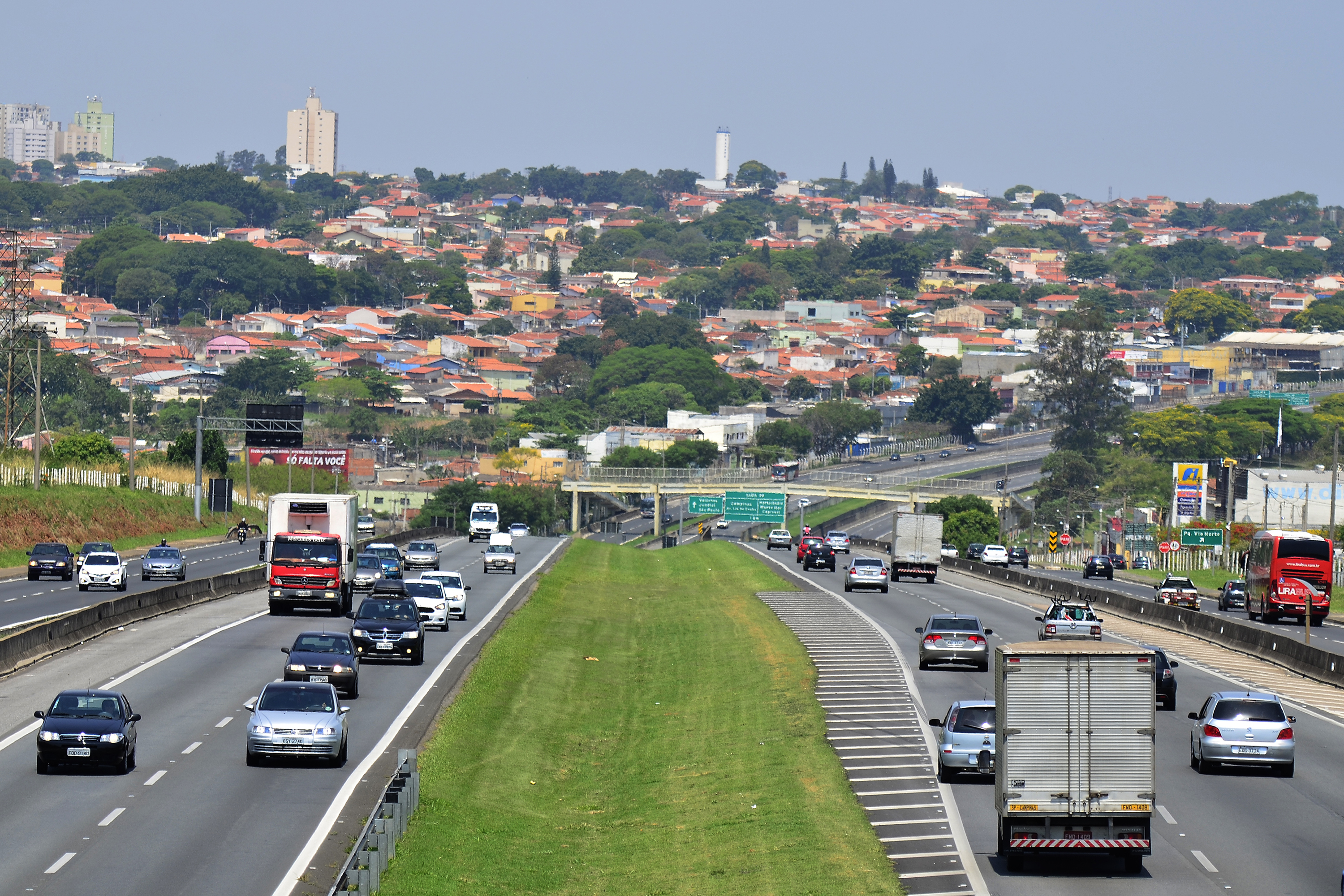 Carreta tomba e pega fogo na