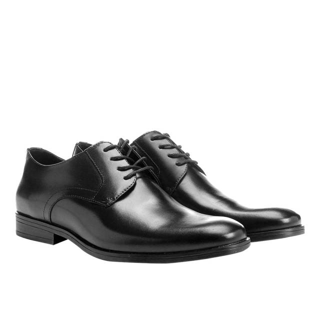 Sapatos de couro masculinos, R$ 249,90 o par. Shoestock.