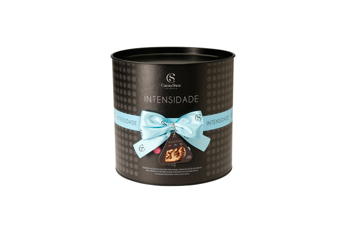 • Panettone Trufado Intensidades 750 g, Cacau Show – R$ 59,90. Uma sugestão de CACAU SHOW. Preço pesquisado em dezembro/2017. <a href="https://www.natalcacaushow.com.br/produtos/panettone-trufado-intensidades-750g?utm_source=abril.com&utm_medium=guiadepresentes&utm_content=panettone-trufado-intensidades-750g&utm_campaign=cacaushow_natal_2017"><span>natalcacaushow.com.br</span></a> 