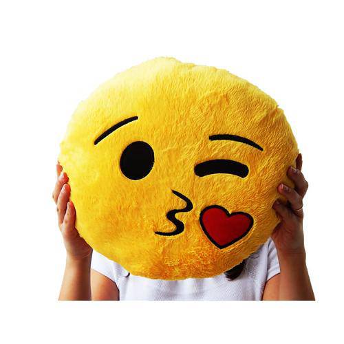 <b>Almofada Emoji Whatsapp Piscadinha com Beijo</b><b> - R$ 39,90</b>. Uma Sugestão de BOA FORMA. Preço pesquisado em novembro/2017. <a href="https://www.amazon.com.br">www.amazon.com.br</a>