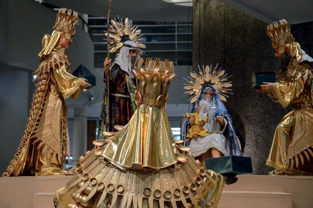 Conjunto Nacional exibe presépio feito com materiais reciclados