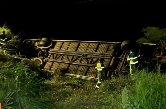Acidente entre ônibus e caminhão deixa cinco mortos e 23 feridos