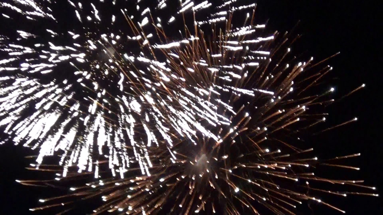 Imagem mostra fogos de artifício explodindo no céu