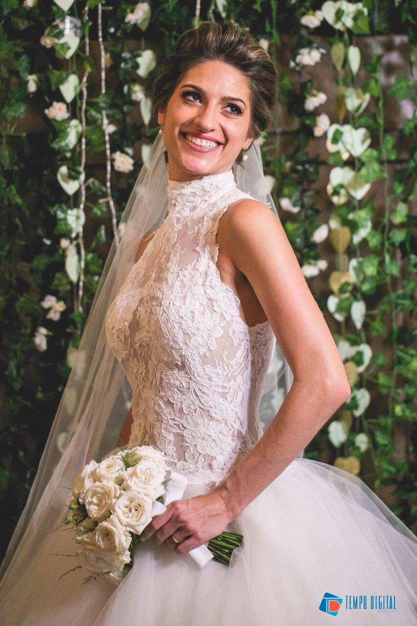 Uma noiva linda de visual bem feminino para se inspirar