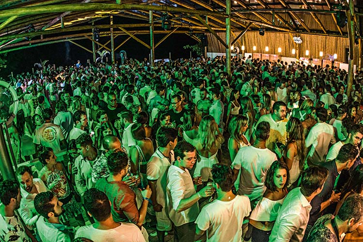 Imagem mostra jovens em uma festa dentro de uma casa noturna em Maresias, praia de São Sebastião