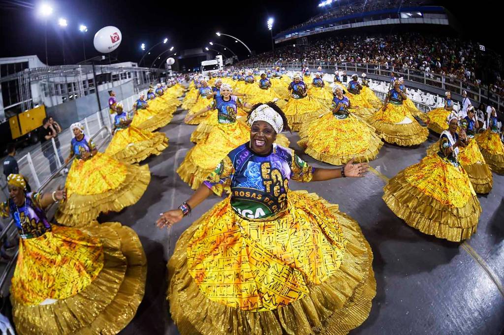 Ala das baianas, durante ensaio técnico da Rosas de Ouro para o Carnaval 2017, no Sambódromo do Anhembi.