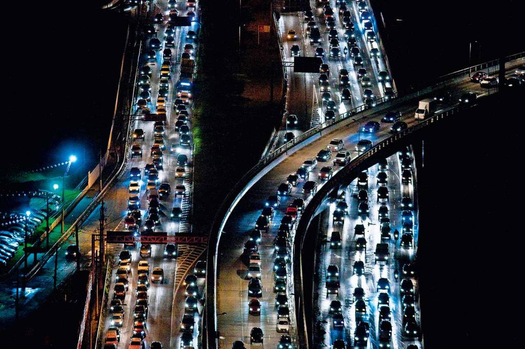 Imagem aérea mostra Marginal Pinheiros com trânsito parado: mudanças do rodízio de veículo ocorrem a partir de segunda (10)