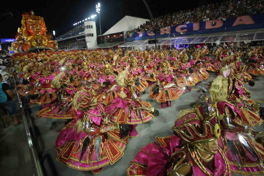 Imagem mostra Anhembi com pista lotada com dançarinos da escola de samba Vai-Vai