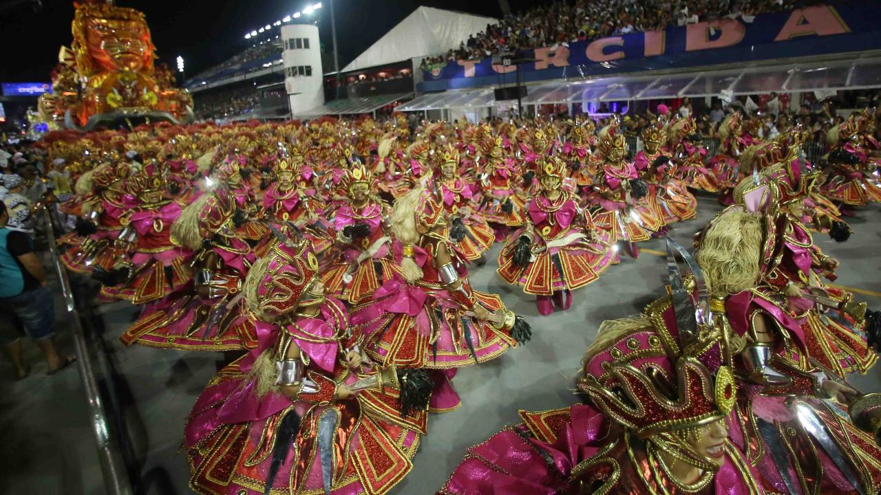 Imagem mostra Anhembi com pista lotada com dançarinos da escola de samba Vai-Vai