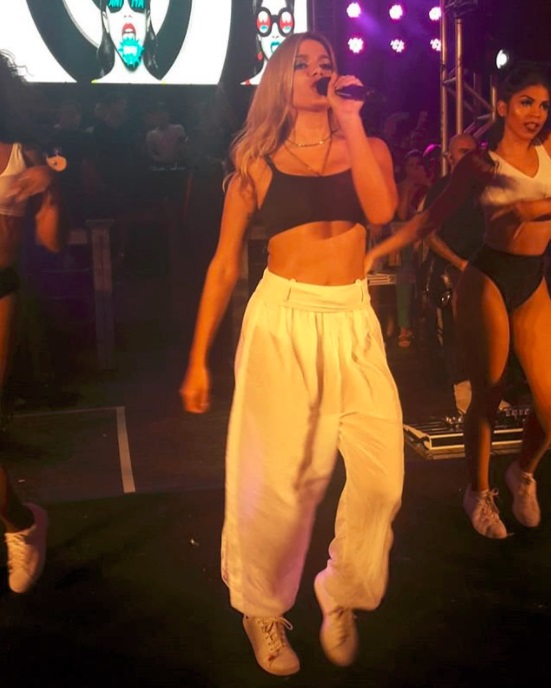 Anitta loira 2