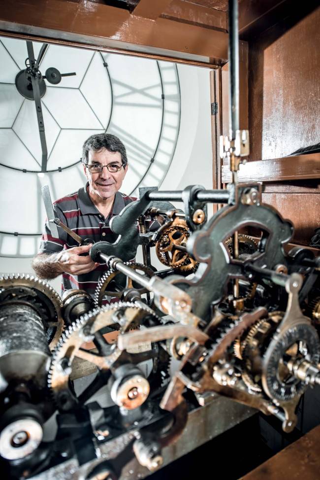 O relojoeiro responsável por fazer funcionar doze relíquias