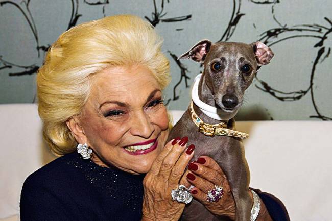 Familiares vendem joias de Hebe Camargo