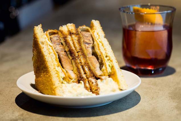 Katsu sando: hit em bares orientais, o sanduíche leva pancetta empanada na farinha panko, repolho, maionese e molho tonkatsu entre fatias de pão de fôrma
