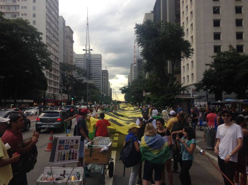 Protesto reúne cerca de 300 manifestantes na Avenida Paulista; trecho Consolação foi fechado