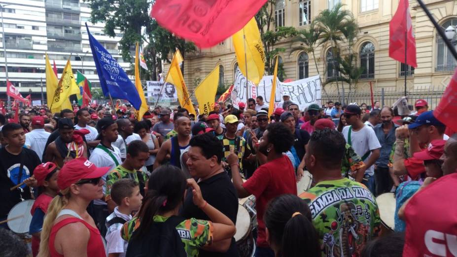 Manifestantes pró-Lula protestam contra decisão pela condenação na Praça da República