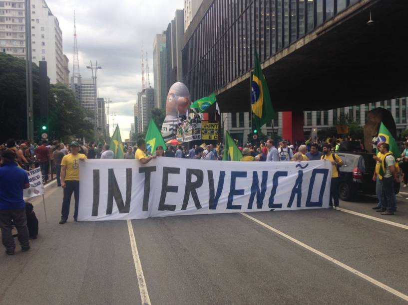 Faixas e carros de som trazem pedidos de intervenção militar na Paulista