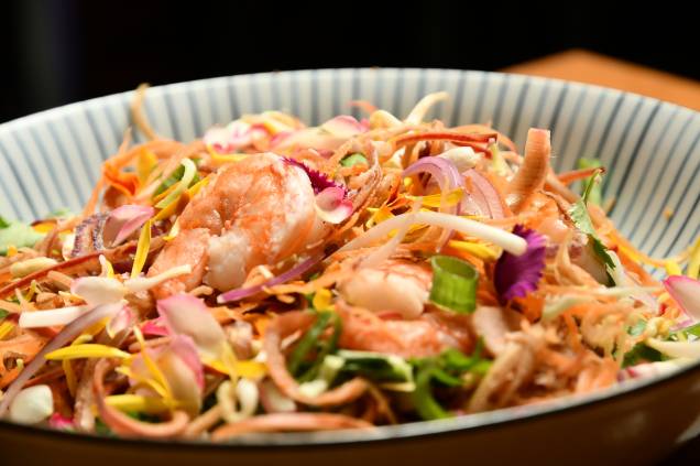 Salada com flor de bananeira: leva broto de feijão, repolho, cenoura, camarão e molho de capim-limão