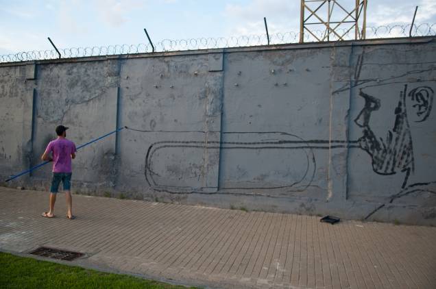 Início do mural de Apolo Torres no Rio