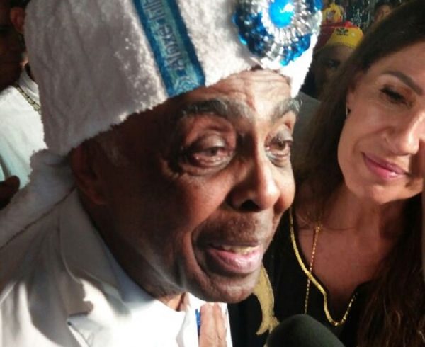 Gilberto Gil se emociona já na concentração