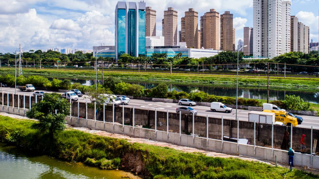 O muro de vidro, de 2,2 quilômetros de extensão, que deverá liberar a visão para a Raia Olímpica da Universidade de São Paulo (USP), na Marginal do Pinheiros, está em fase final de construção e deve ser entregue até o fim de março.