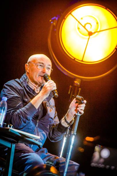 Com show majestoso, Phil Collins promove bailão da saudade e faz SP dançar  - Estadão