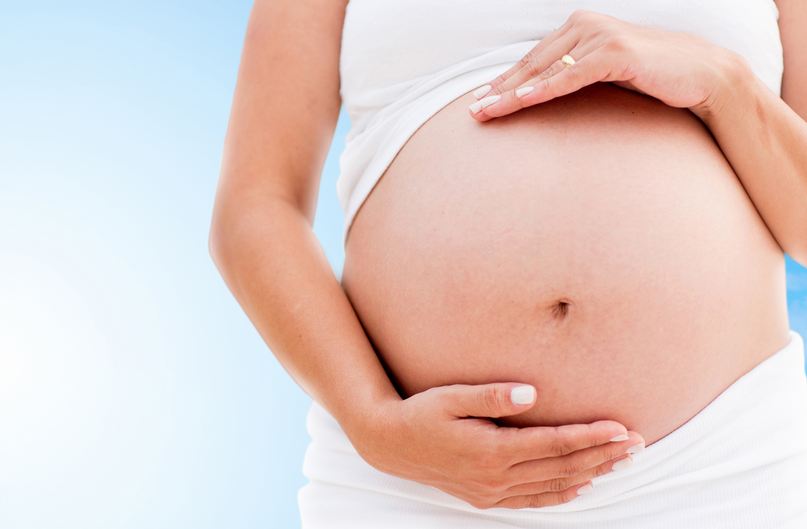 A imagem mostra a barriga de mulher grávida