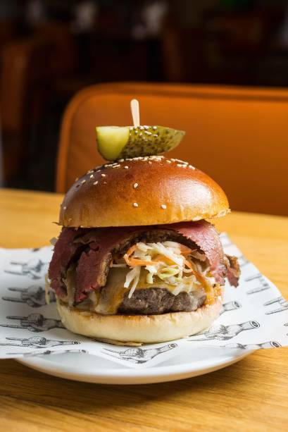 Deli burger combina 180 gramas de carne, pastrami, cheddar e coleslaw