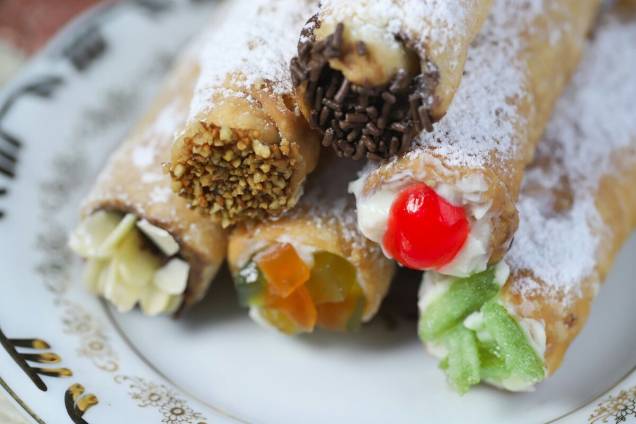 Canolli: na praça da república 8 reais cada Canolli: na praça da república 8 reais cada