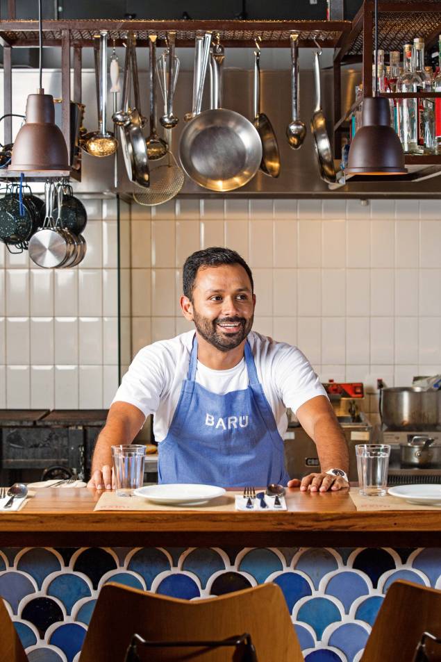 O chef colombiano Dagoberto Torres na cozinha do seu novo restaurante Barú