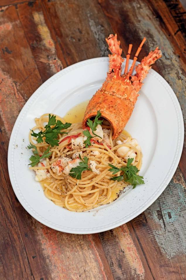 De sabor intenso: espaguete banhado no molho de lagosta e enfeitado pela carapaça do molusco