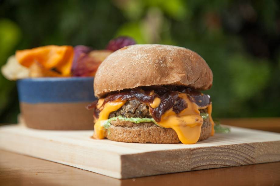 Hambúrguer de cogumelos no pão australiano com cebola caramelada e creme de queijo tipo cheddar