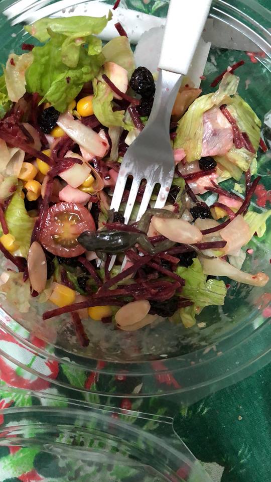 Professora tem surpresa nada agrad&aacute;vel ao comer salada de pote