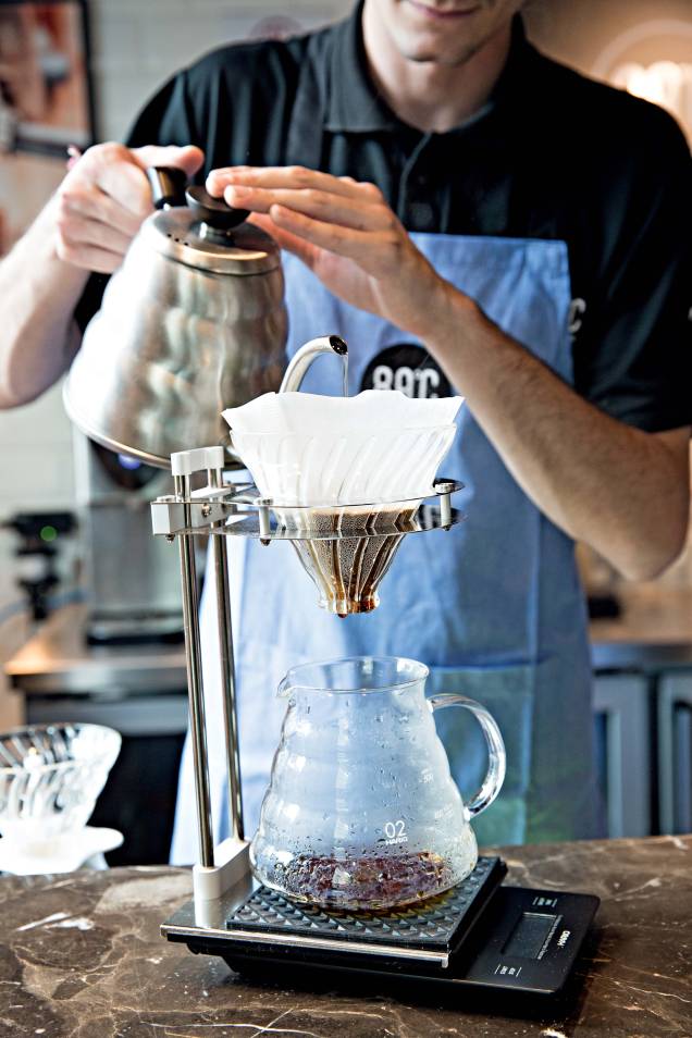 Aberto em dezembro de 2017, a casa segue técnicas orientais de torra, moagem e filtragem para preparar o japanese drip coffee Aberto em dezembro de 2017, a casa segue técnicas orientais de torra, moagem e filtragem para preparar o japanese drip coffee