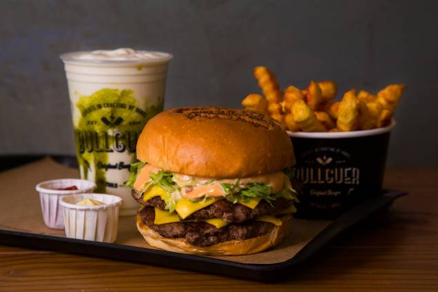 Bullguer: combos com sanduíches, batatas fritas e milkshakes estão disponíveis nas lojas da rede
