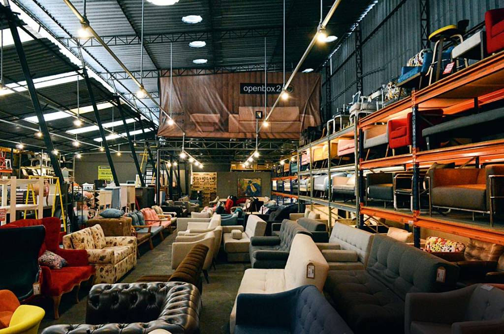 Imagem mostra salão de loja repleto de sofás