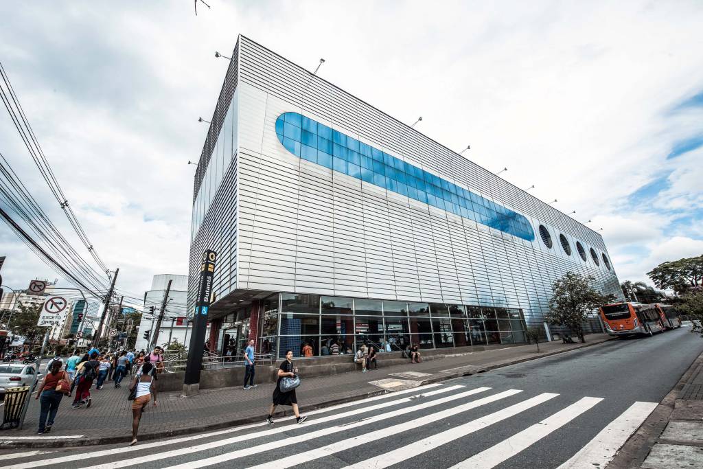 Linha Amarela consolida modelo de estação espalhafatosa na superfície