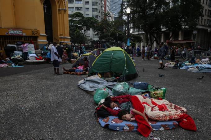 Mais de duzentas pessoas permanecem no Largo do Paiçandu