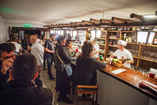 O pequeno salão do izakaya Yamanoie O pequeno salão do izakaya Yamanoie