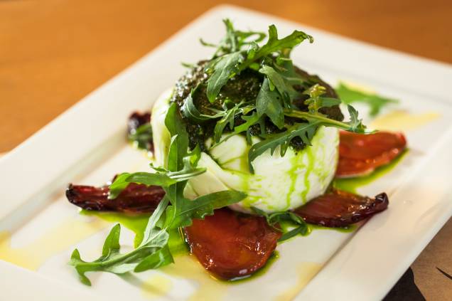 Burrata com tomate confit e rúcula selvagem