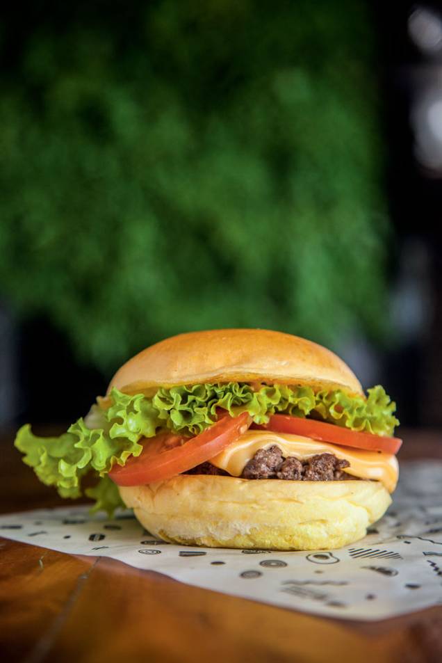 Hambúrguer do Cabana: queijo americano, alface, tomate e molho.